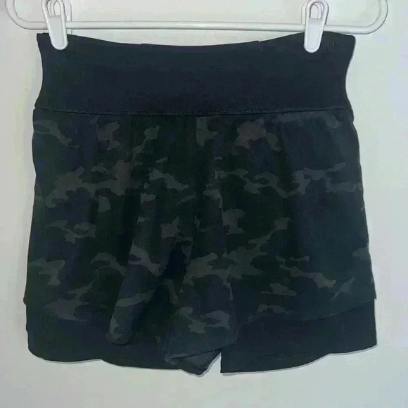 ••SOLD Spanx The Get Moving Short Camo medium - Picture 2 of 8